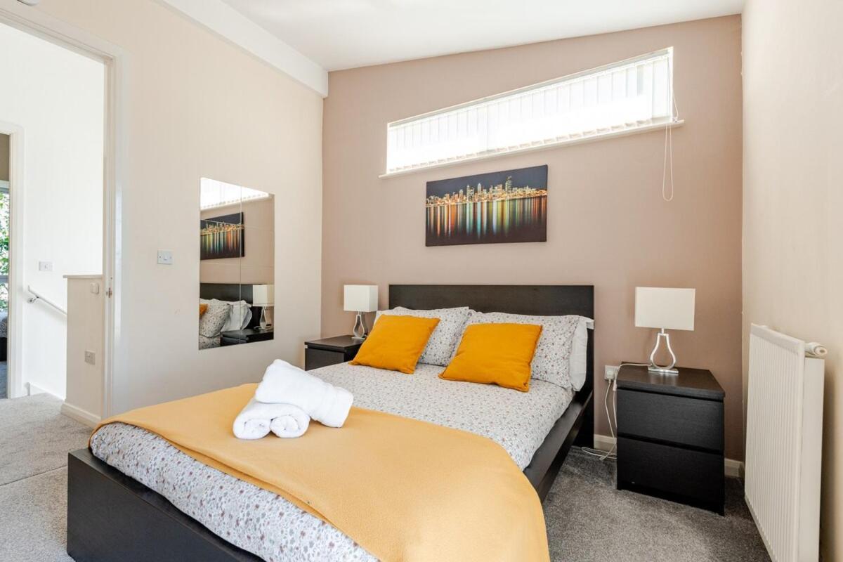 Comfortable 3-Storey House With Free Car Parking Манчестер Экстерьер фото