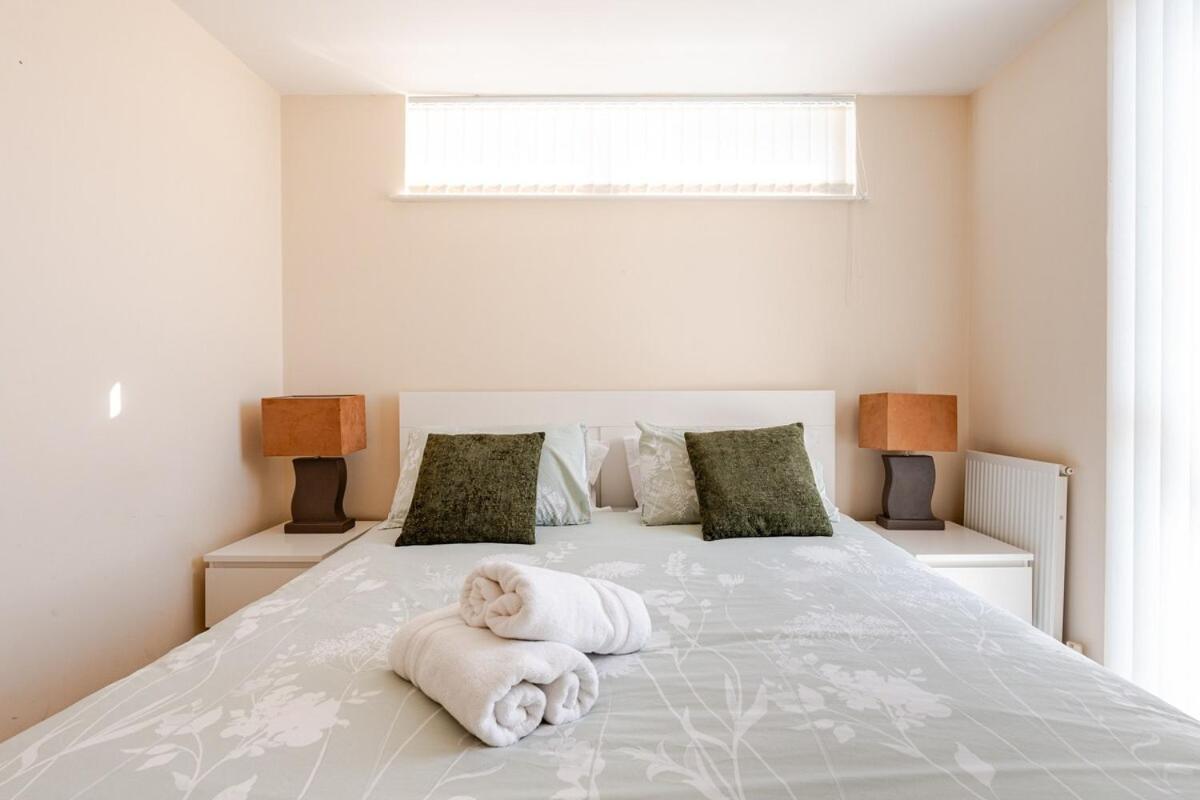 Comfortable 3-Storey House With Free Car Parking Манчестер Экстерьер фото