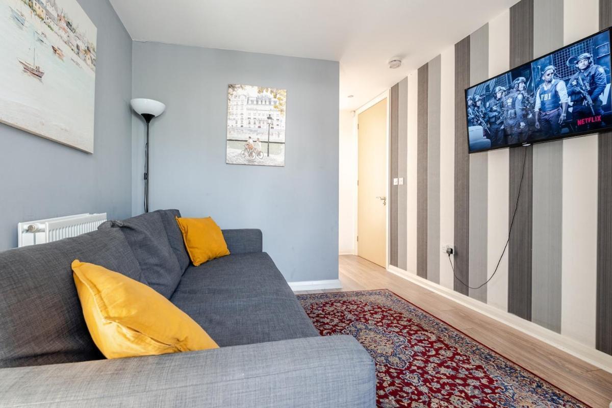 Comfortable 3-Storey House With Free Car Parking Манчестер Экстерьер фото